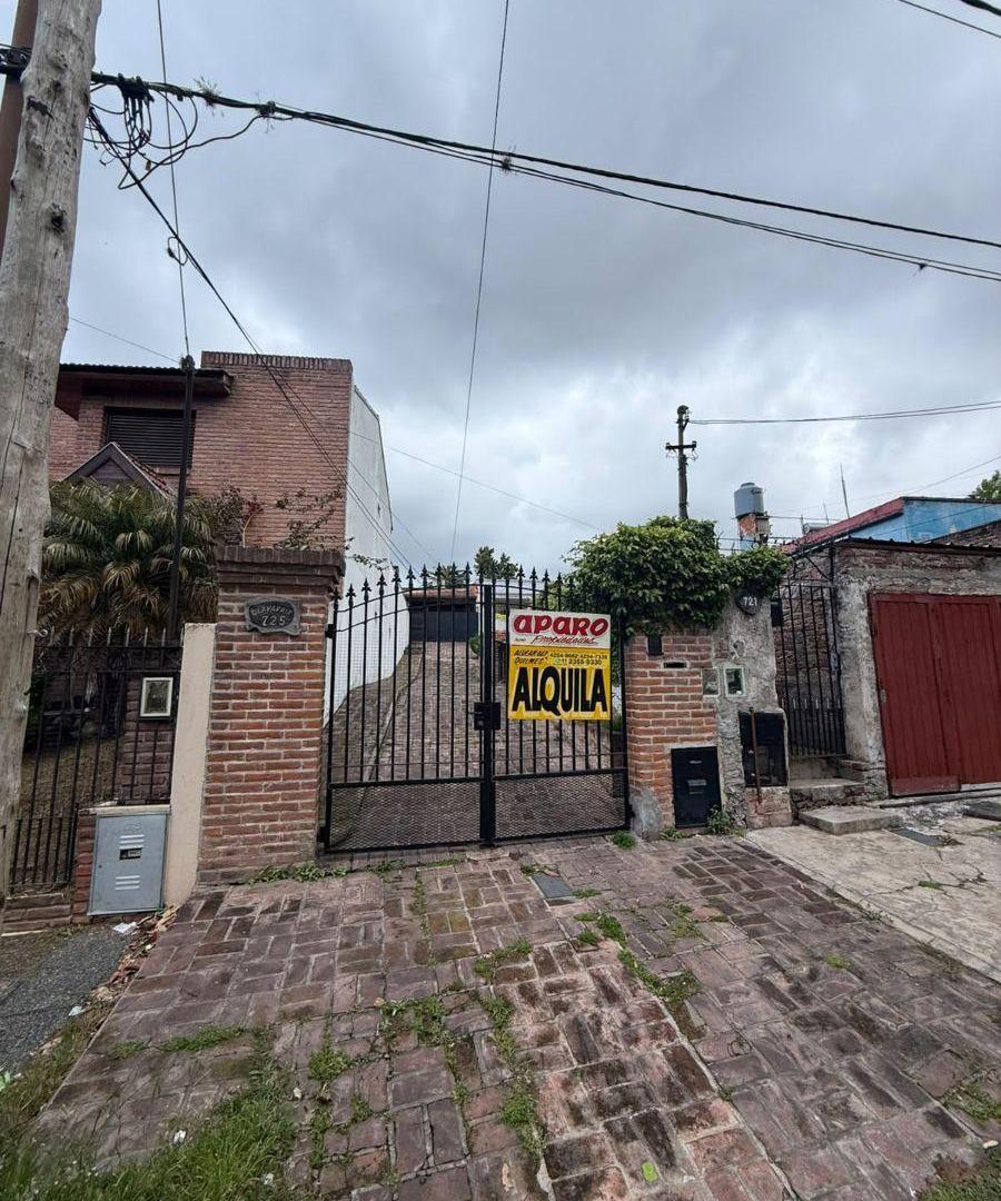 Foto de CASA EN ALQUILER EN QUILMES – AMPLIO TERRENO Y ESPACIOS VERDES, imagen 1