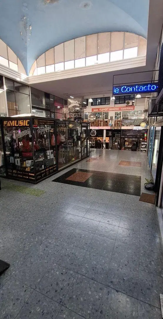 LOCAL COMERCIAL EN GALERIA SOBRE CENTRO COMERCIAL DE SAN ISIDRO 3