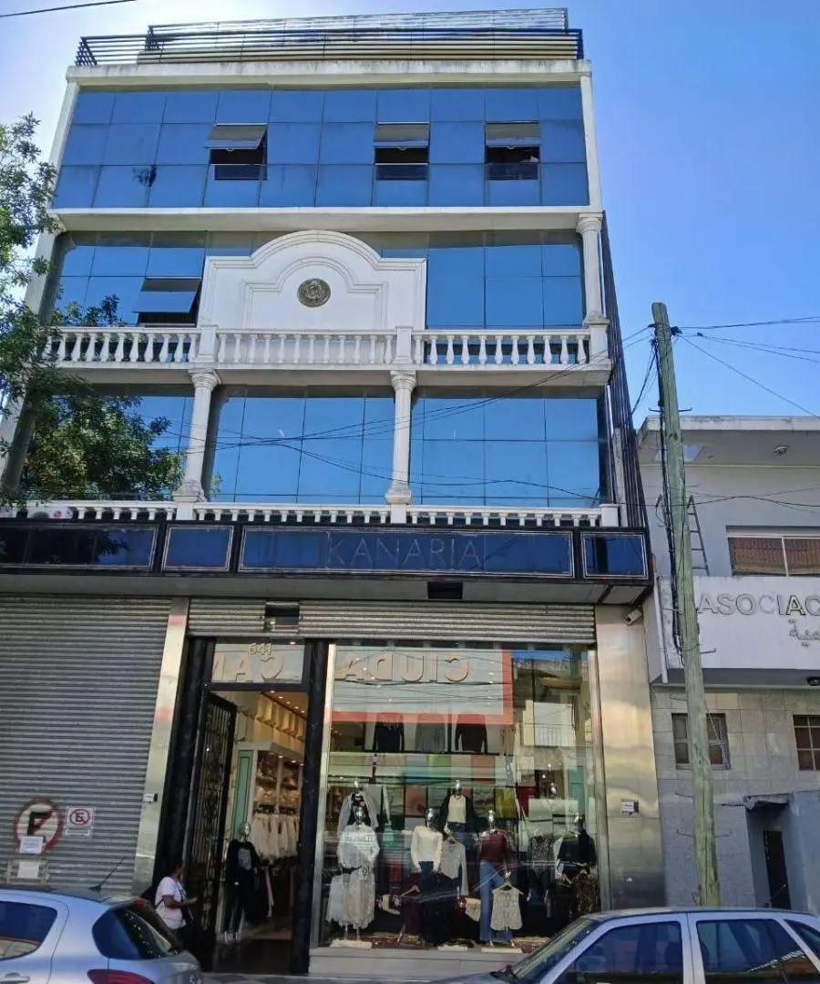 EXCELENTE Local comercial premium de 1400 m² en alquiler en Flores 4