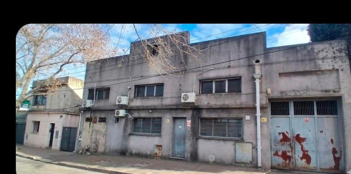 Galpón 800m2 en alquiler en Bernal Oeste.