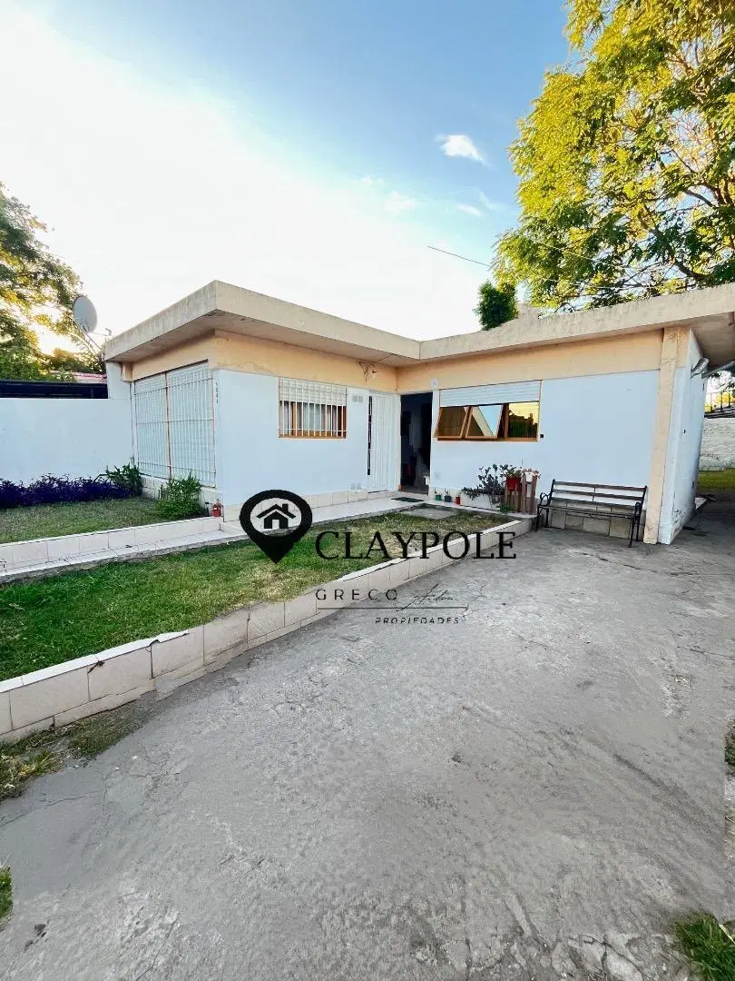 Casa a metros de la estación Claypole 3