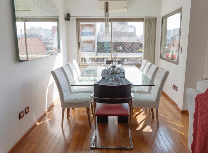 Piso alto en venta 4 ambientes con dependencia, dos cocheras y baulera 4