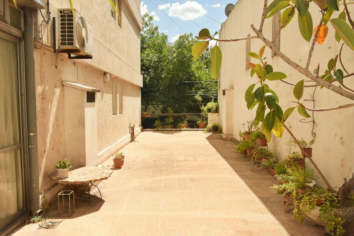 Departamento en venta de 3 ambientes con escritorio, balcón y patio en Balvanera
