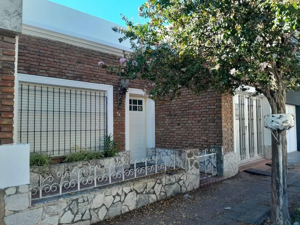VENTA CASA, 2 DORMITORIOS, BARRIO ITURRASPE 2