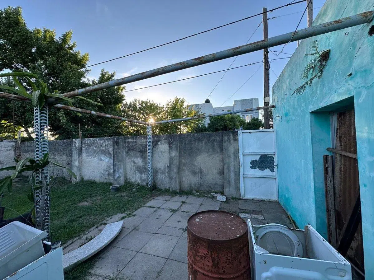 Venta casa a refaccionar en esquina 5