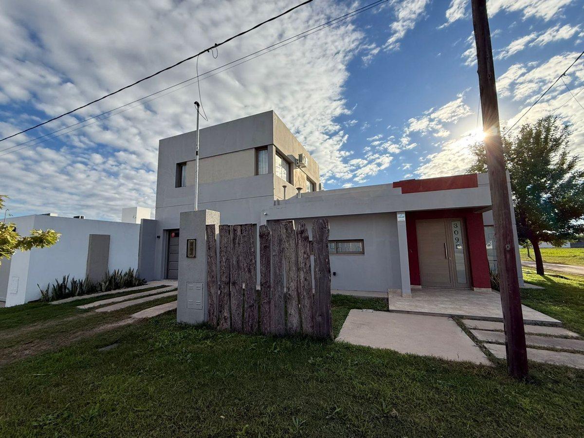 VENTA CASA CATEGORIA, 3 HABITACIONES, VILLA GOLF