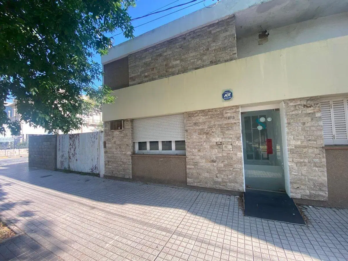 SE VENDE ESQUINA CASA CON LOTE 4