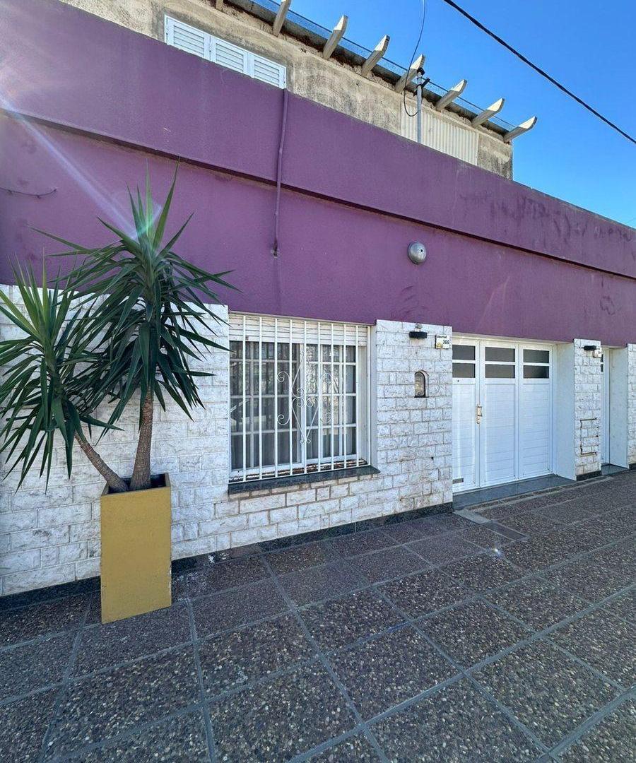 VENTA CASA 4 DORMITORIOS MAS DEPTO.