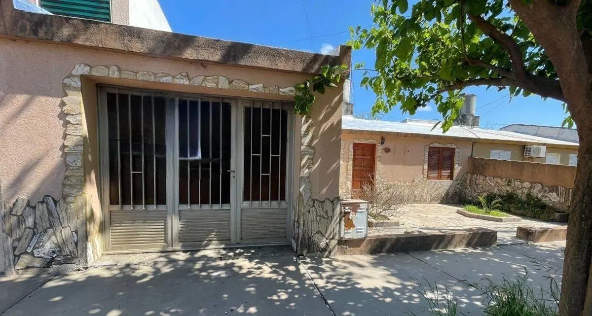 CASA EN VENTA 2 DORMITORIOS EN BARRIO BOUCHARD. 3