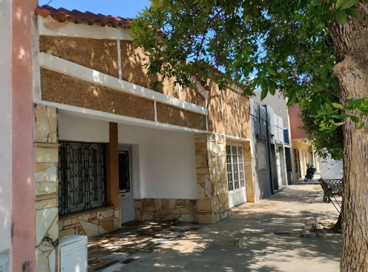 VENTA CASA CON 3 HABITACIONES BARRIO ROCA 8