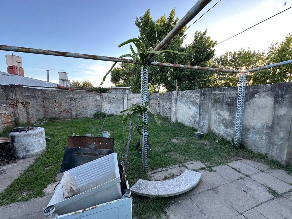 Venta casa a refaccionar en esquina 4