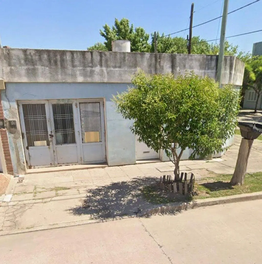 Venta casa a refaccionar en esquina 2