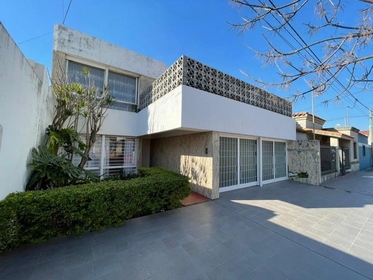 VENTA CASA (DOS PROPIEDADES INDIVIDUALES ) B. ROCA 3