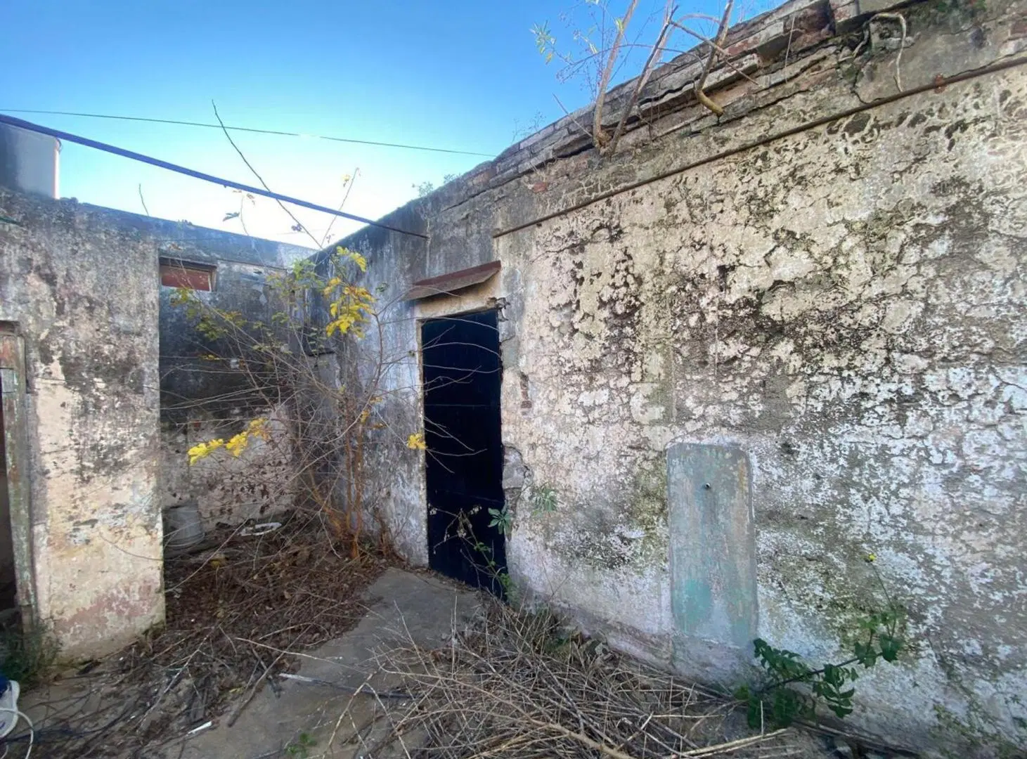 SE VENDE CASA CON TERRENO |  BARRIO ITURRASPE 8
