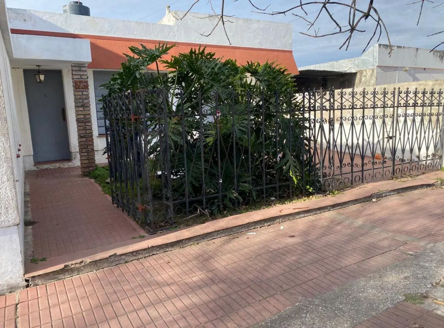 SE VENDE CASA TRES DORMITORIOS -  ZONA TRIBUNALES 2
