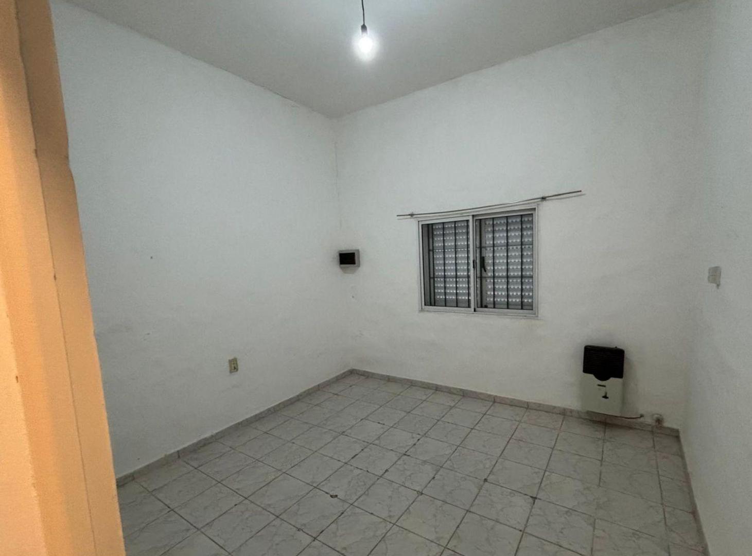 Foto de VENTA CASA 2 HABITACIONES B. SARMIENTO - APTA CRED, imagen 1
