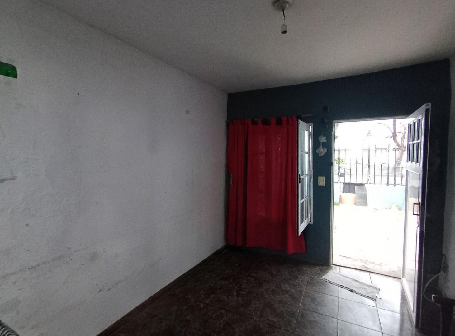Foto de VENTA CASA 2 DORMITORORIOS GARAGE EN BARRIO JARDIN, imagen 2