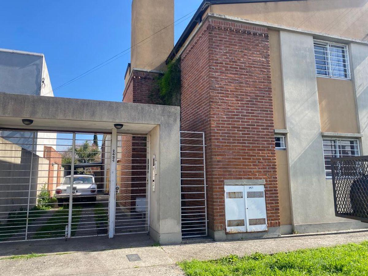 Duplex con patio y cochera en alquiler en Los Hornos