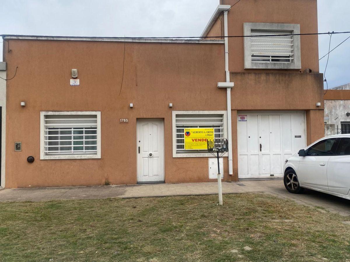 Casa y departamento en planta alta sobre lote de 400 mts en Los Hornos