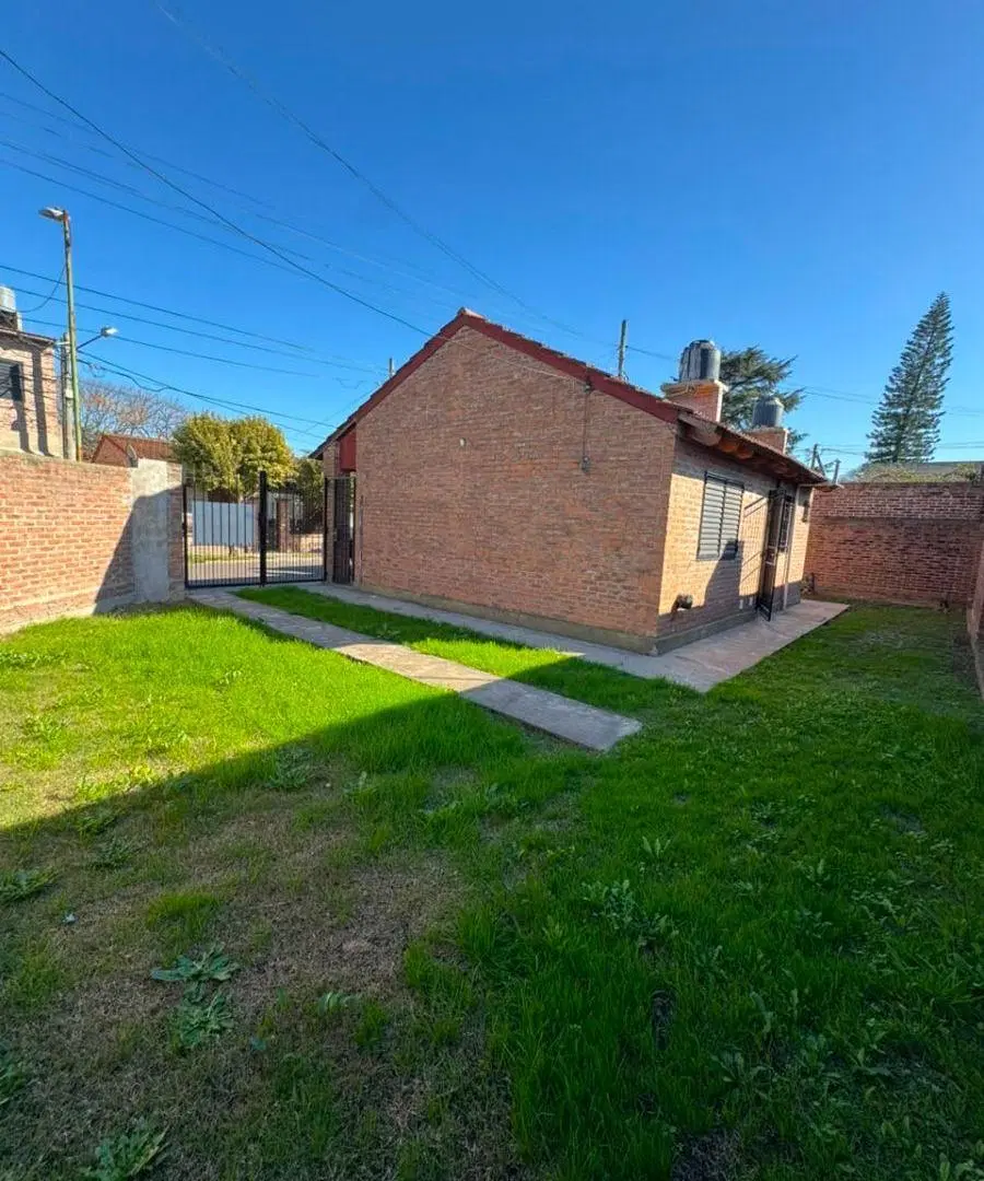 Casa con 2 dormitorios en alquiler en Villa Elvira 1