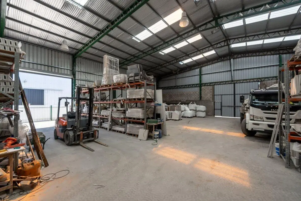 Venta en Block 2 Naves Industriales Paso del Rey 3