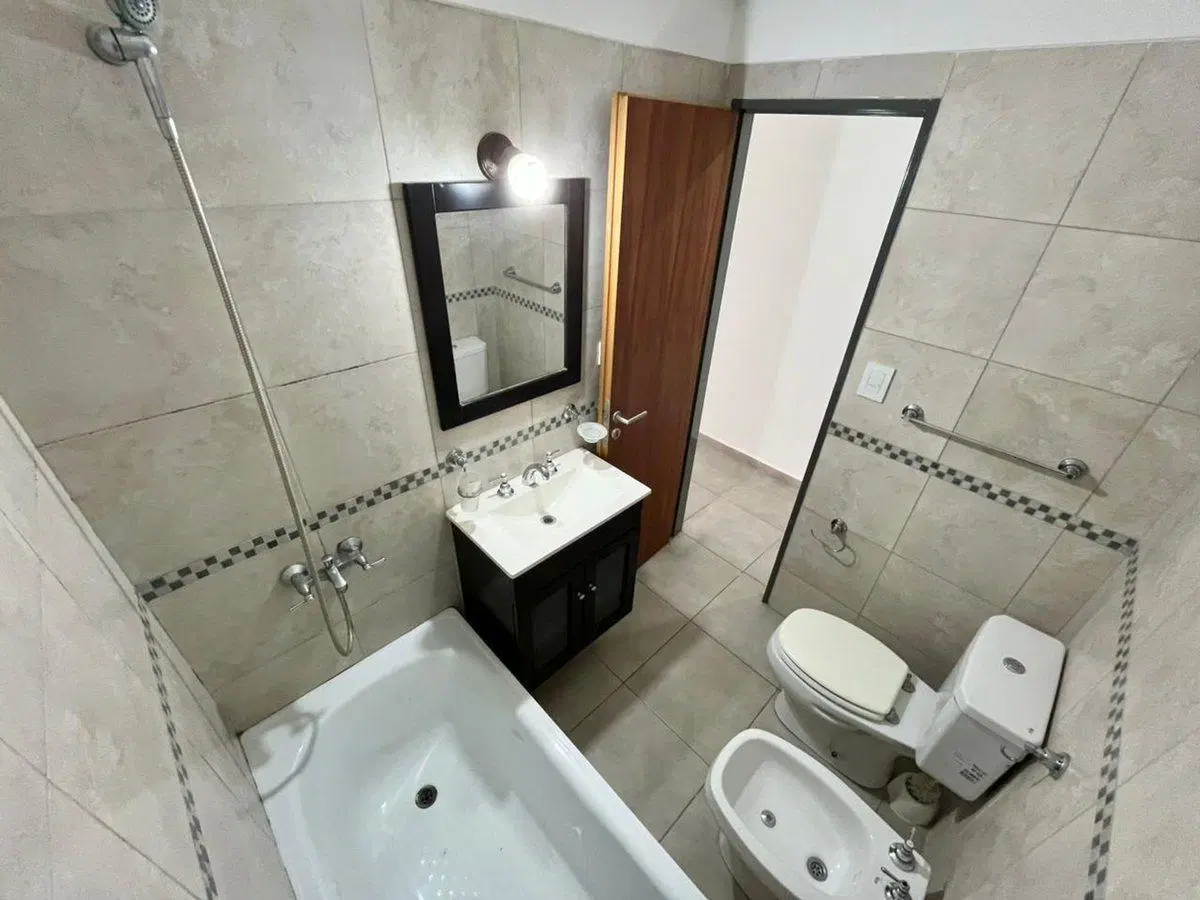 DEPARTAMENTO 2 AMBIENTES VENTA CASEROS CENTRO 3