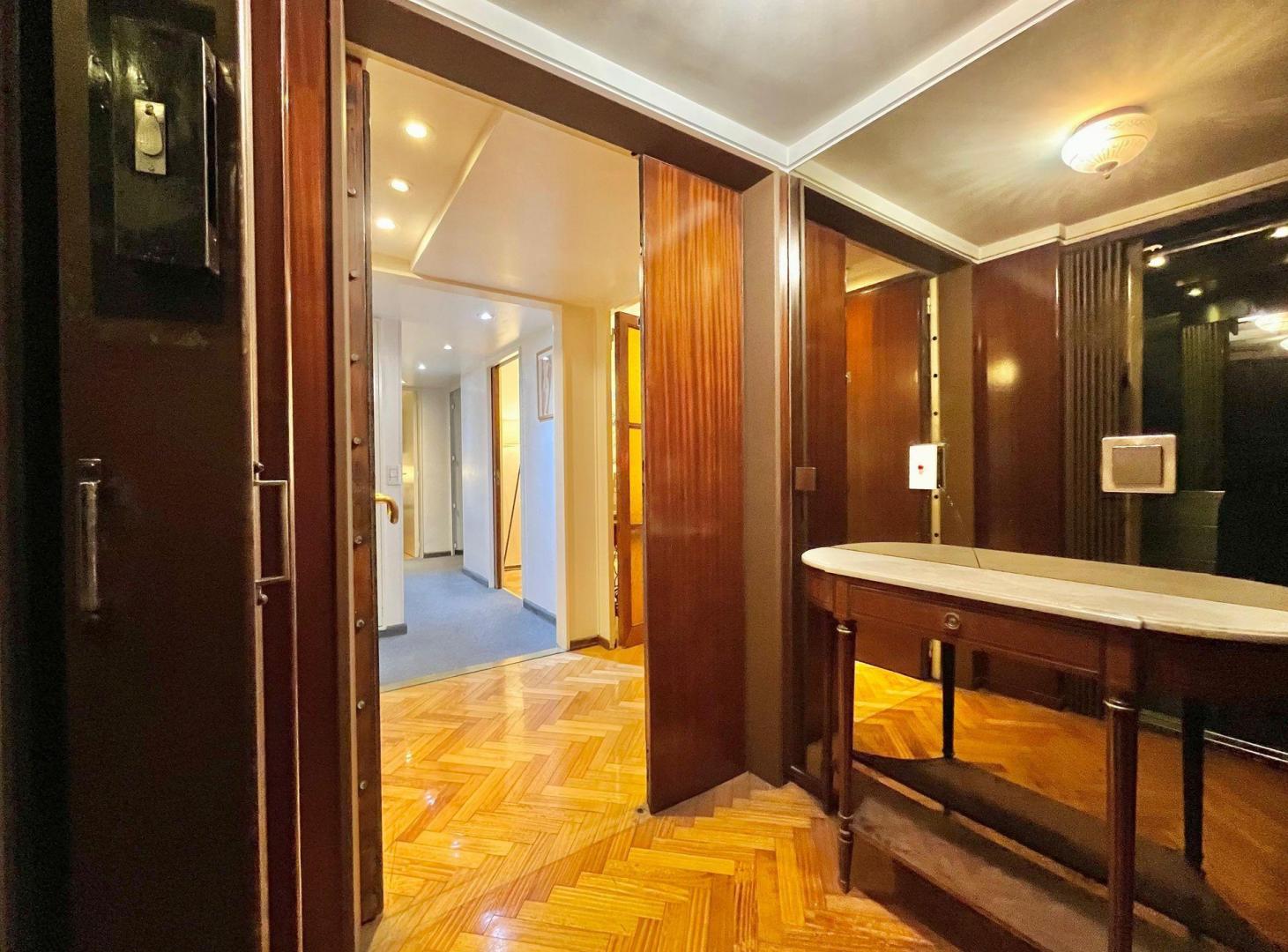 Foto de VENTA SEMIPISO 6 AMB DEPENDENCIA Y COCHERA PALERMO, imagen 2