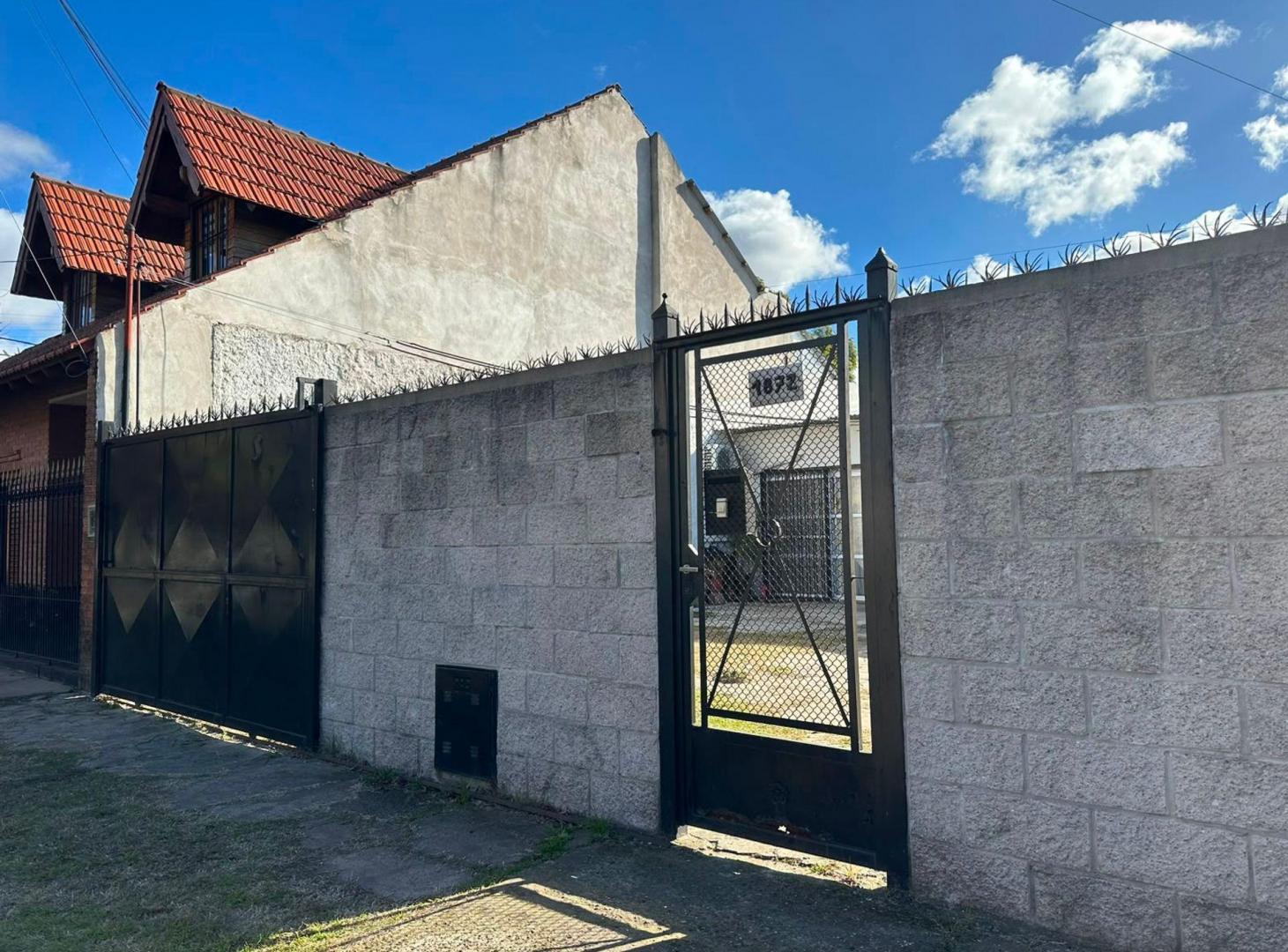 Foto de VENTA CASA 3 AMB. CON AMPLIO PARQUE - BANFIELD E., imagen 1