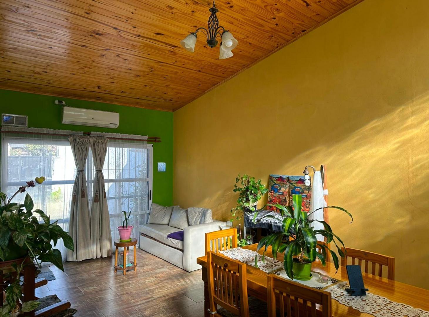 Foto de VENTA CASA 3 AMB. CON AMPLIO PARQUE - BANFIELD E., imagen 2
