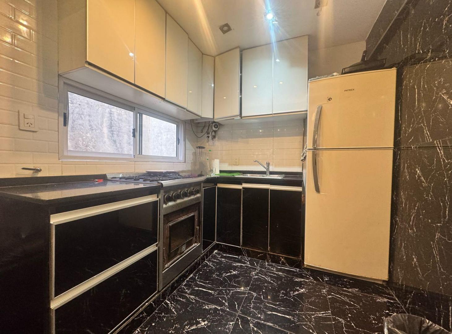 Foto de VENTA PH 4 AMBIENTES FLORESTA REFACCIONADO, imagen 1
