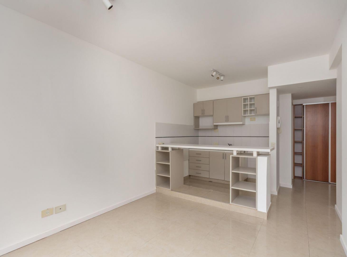Foto de Venta Monoambiente divisible Patio cerca Subte B, imagen 2