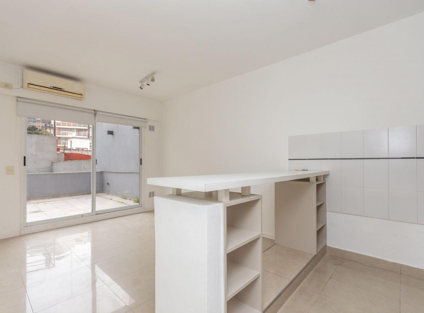 Foto de Venta Monoambiente divisible Patio cerca Subte B, imagen 1