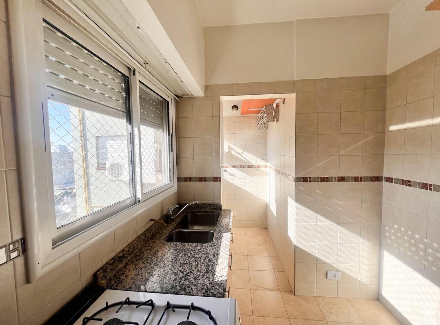 Foto de VENTA DEPTO 2 AMBIENTES CON COCHERA APTO CRÉDITO, imagen 2