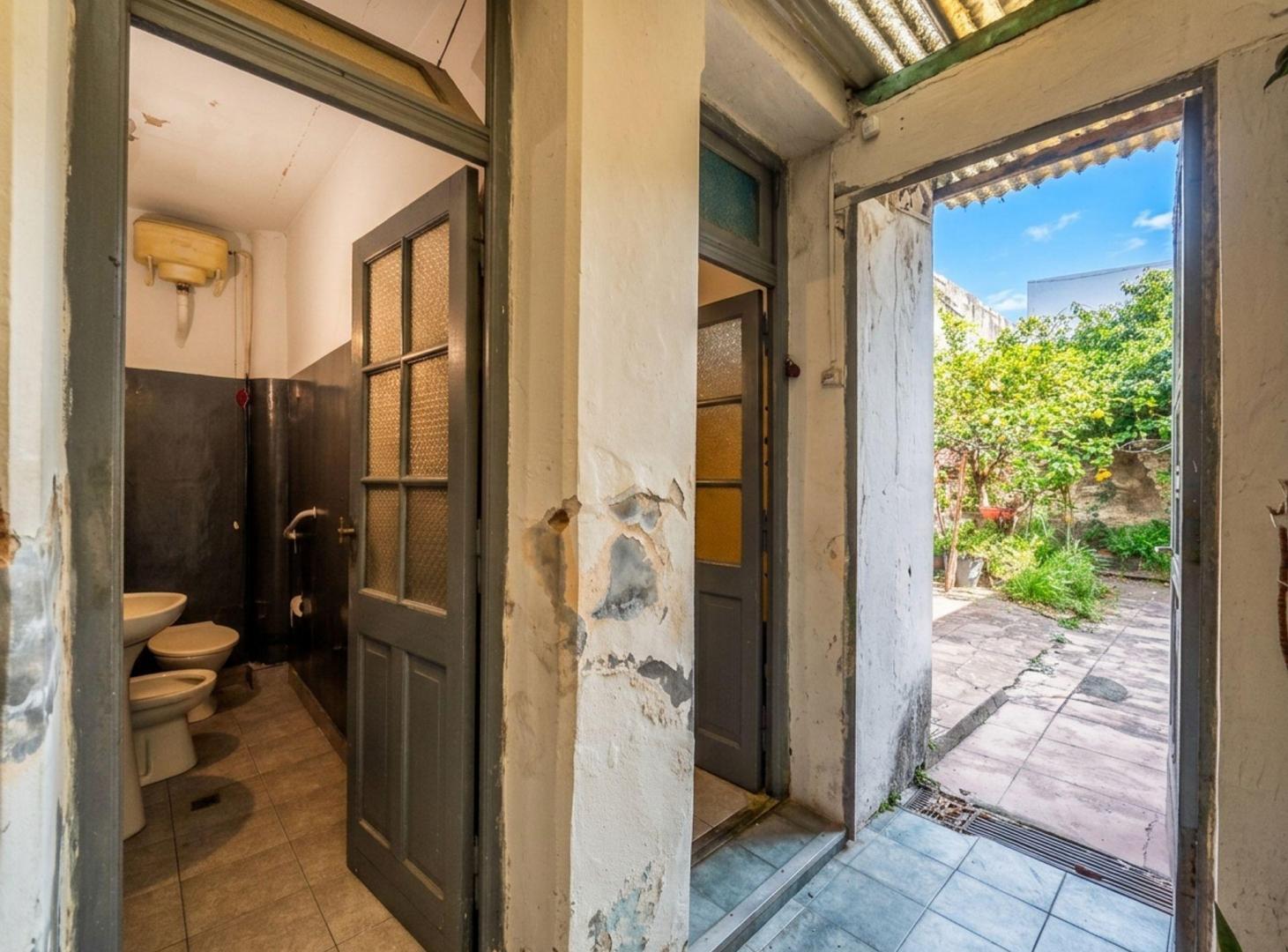 Foto de CASA LOTE PROPIO A RECICLAR VENTA LA PATERNAL, imagen 5