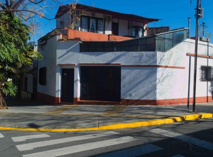 Casa en esquina con garage