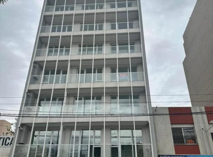 Departamento céntrico de 1 dormitorio y cochera en Cipolletti 1
