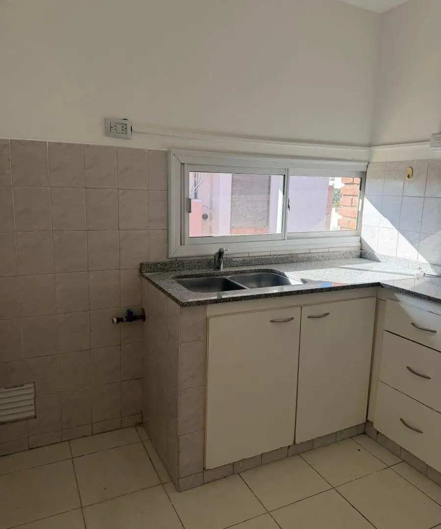 ALQUILO DEPTO DE 1 DORMITORIO ZONA CENTRO. A 2 CUADRAS DE BV ILLIA. 2