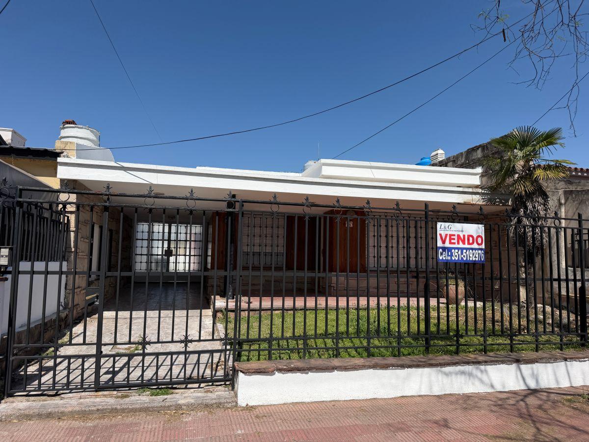 SE VENDE CASA 2 DORMITORIOS C/ESCRITORIO. EXCELENTE UBICACION!!!