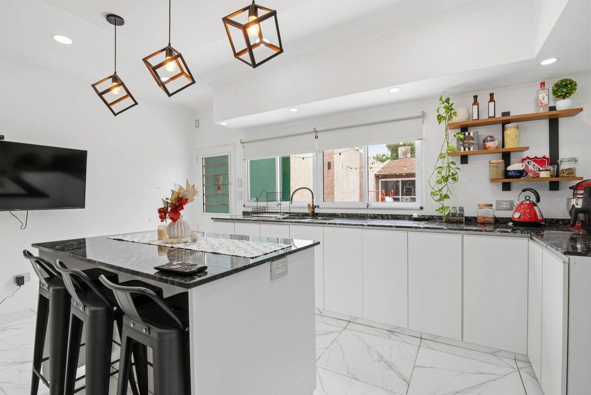 Foto de Venta casa en Lomas de Zamora, 4 amb. patio/coch., imagen 1