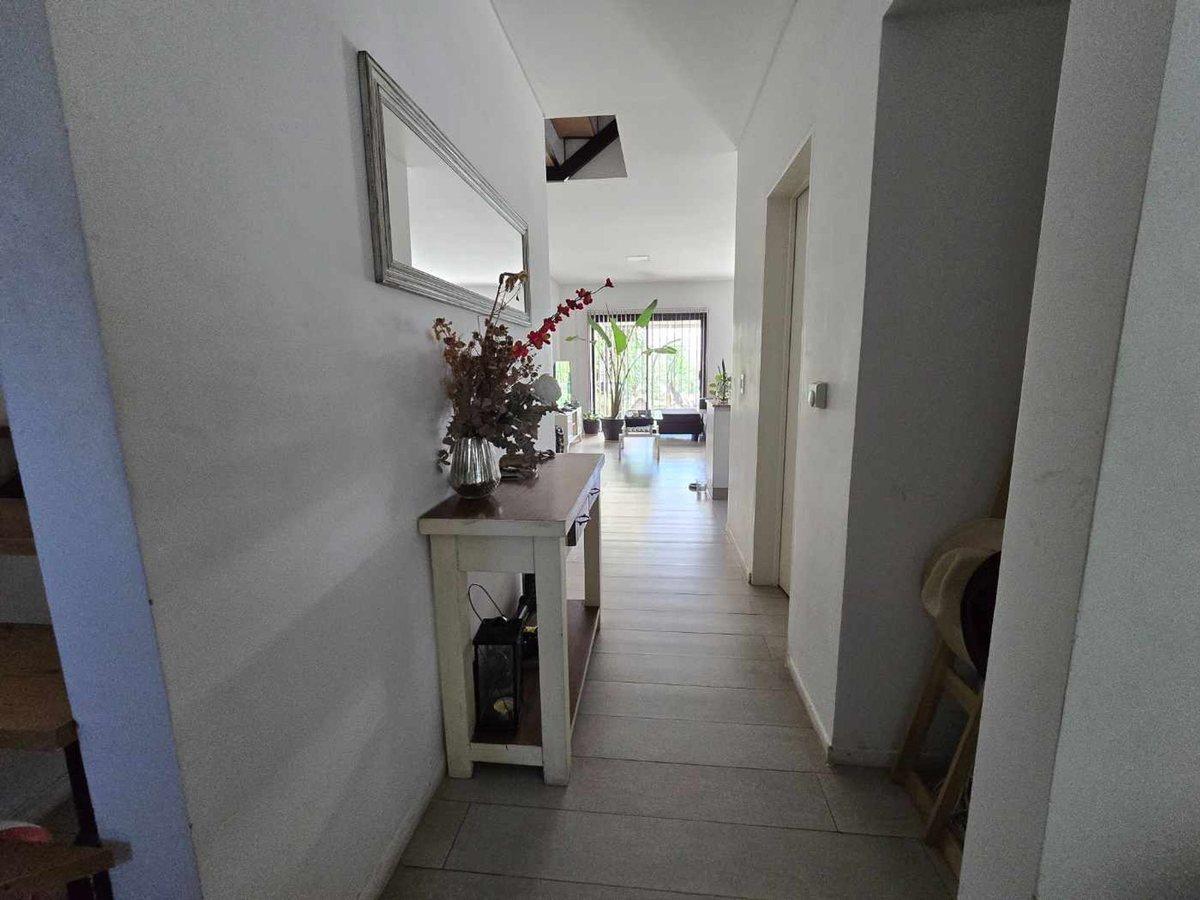 Foto de HERMOSO DUPLEX DE 4 AMB. CON COCHERA Y PARQUE, imagen 5