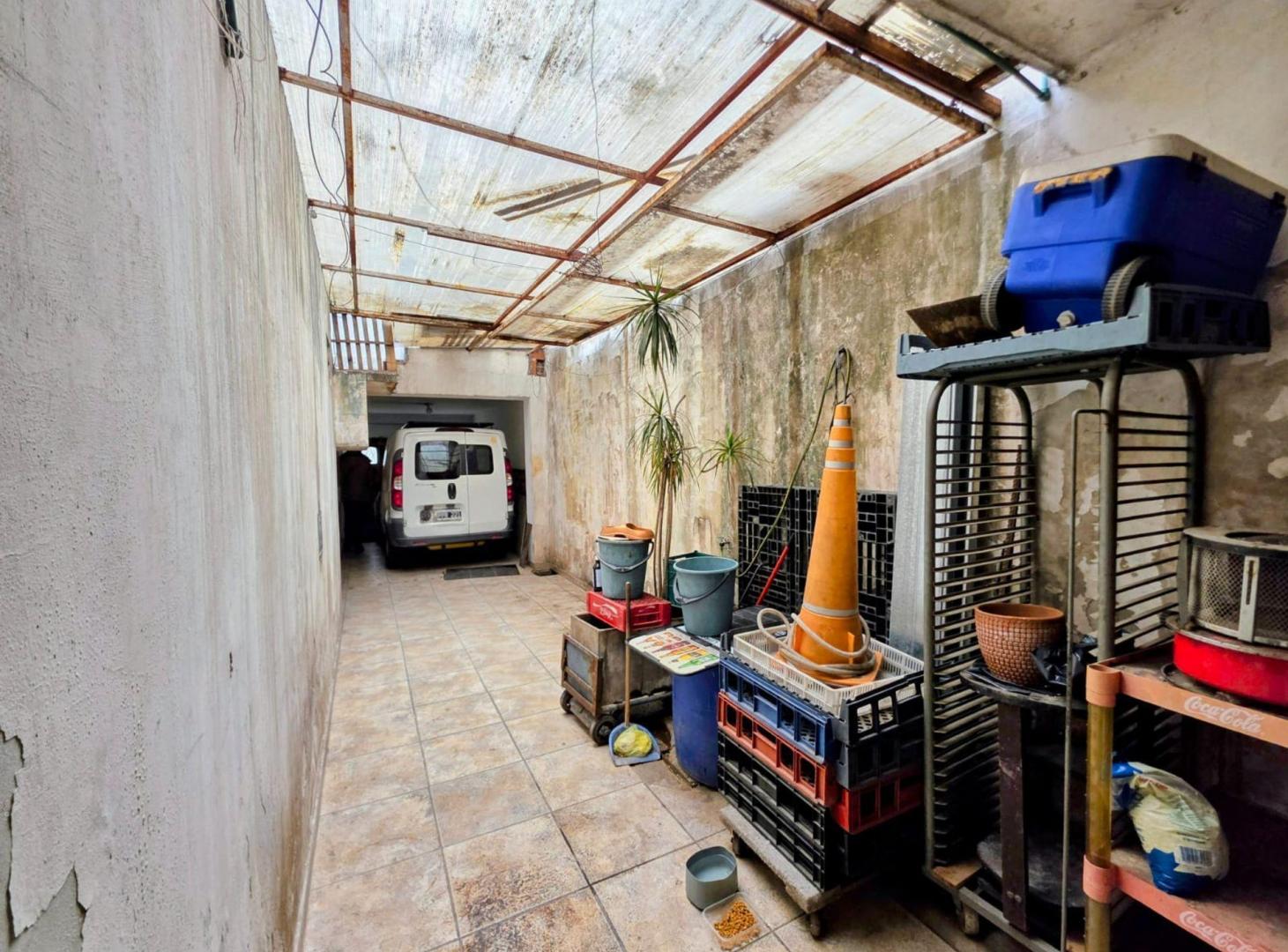 Foto de Venta Casa con local y coch. en lote prop. Pompeya, imagen 1