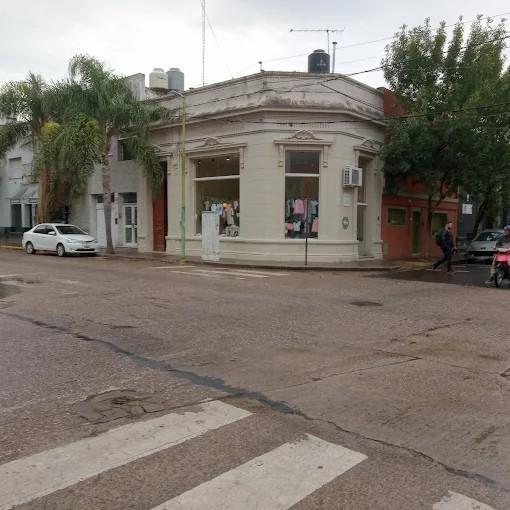 Local frente a la plaza San Martín
