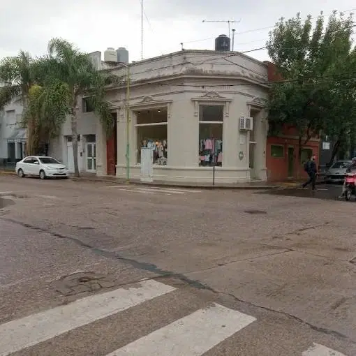 Local frente a la plaza San Martín 1