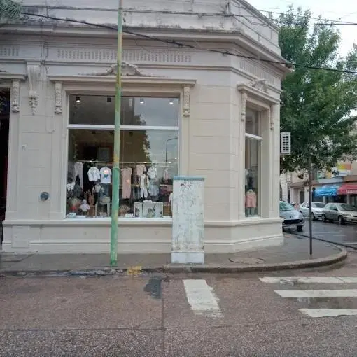 Local frente a la plaza San Martín 3