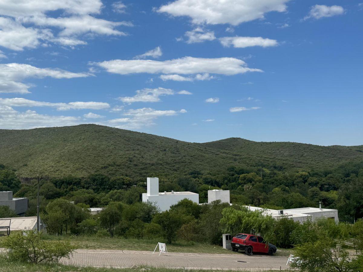 Lote en venta en Colinas de la Deseada (alto, con vista y colinda con barrio cerrado)