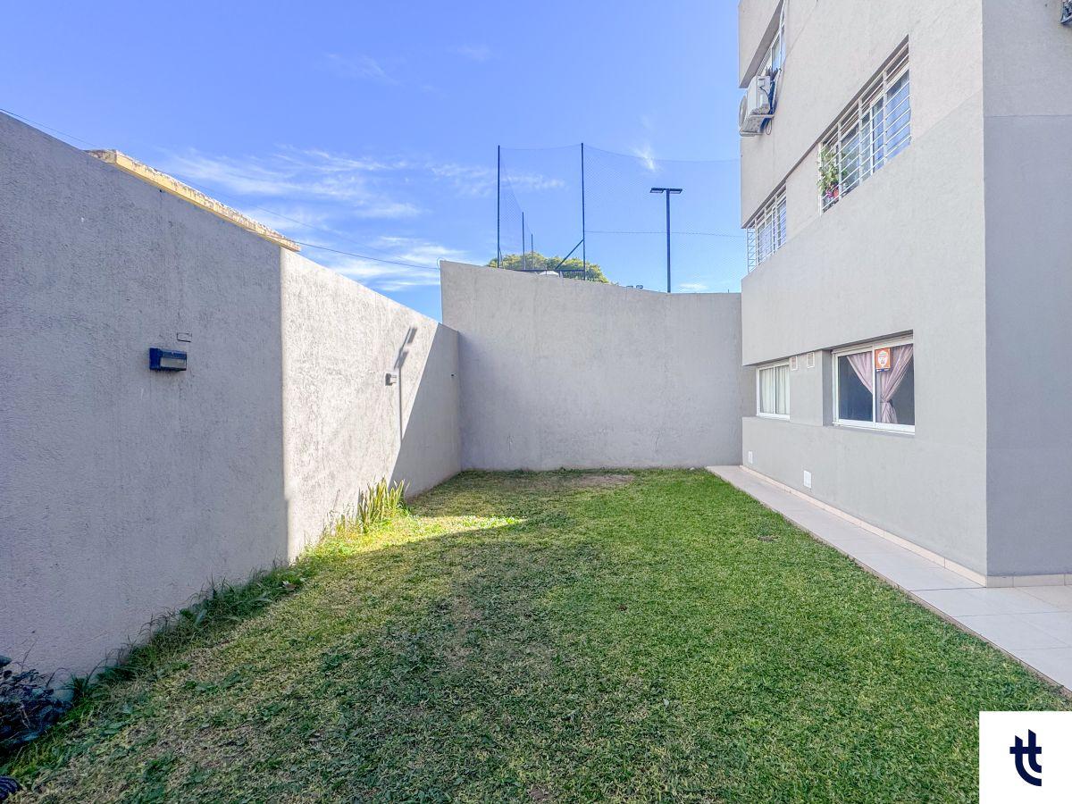 Departamento en venta de 2 dormitorios en PB (gran extensión de patio propio) en Barrio Alta Córdoba