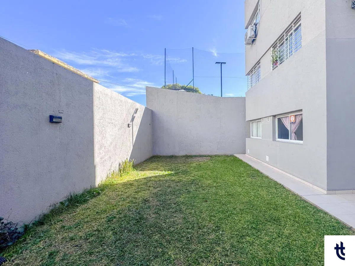 Departamento en venta de 2 dormitorios en PB (gran extensión de patio propio) en Barrio Alta Córdoba 4