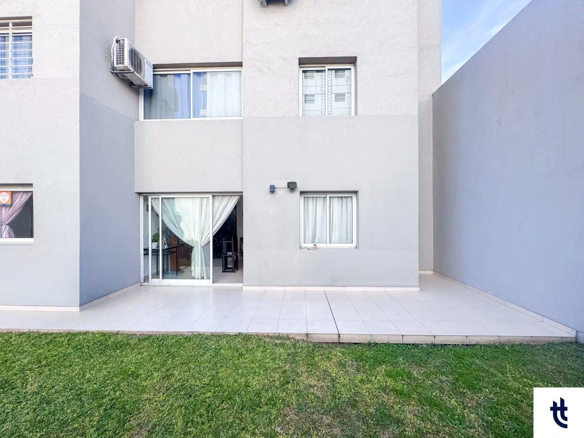 Departamento en venta de 2 dormitorios en PB (gran extensión de patio propio) en Barrio Alta Córdoba 2