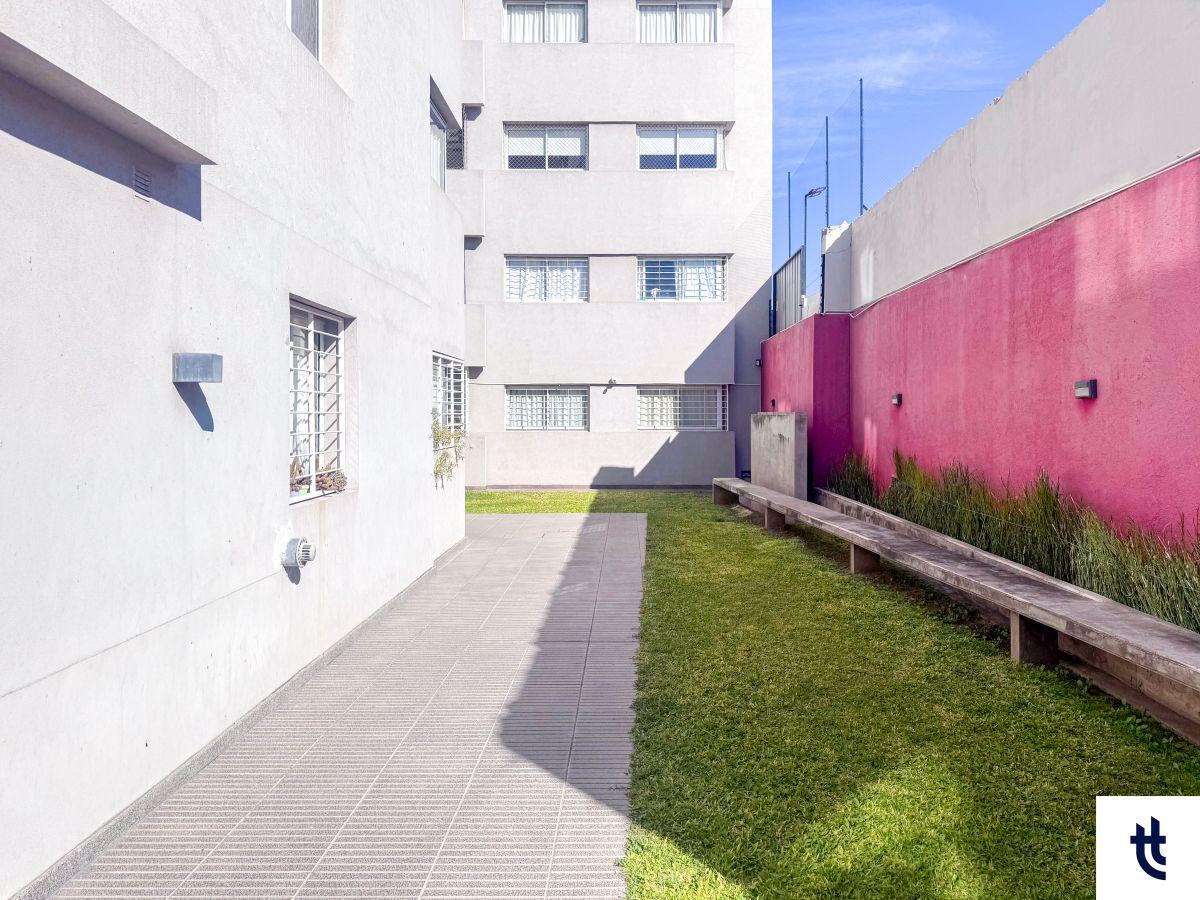 Departamento en venta de 2 dormitorios en PB (gran extensión de patio propio) en Barrio Alta Córdoba