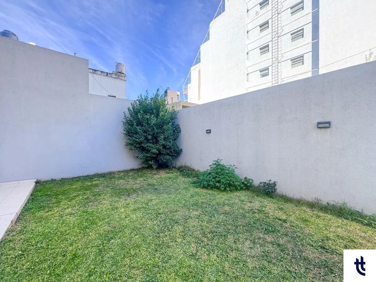 Departamento en venta de 2 dormitorios en PB (gran extensión de patio propio) en Barrio Alta Córdoba 3